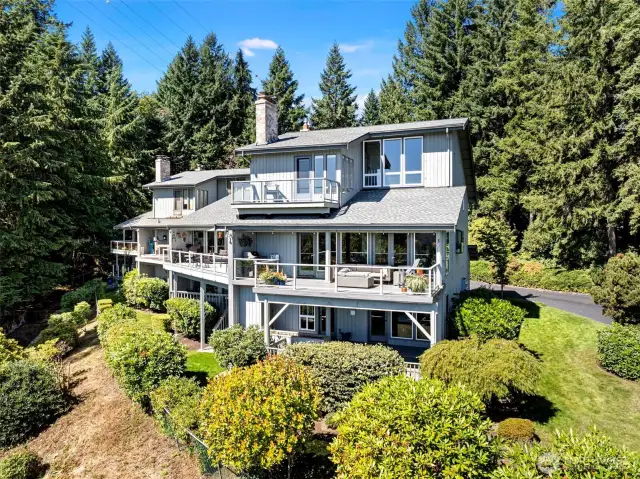 Unusual to find a condo this large, with an amazing view, in a natural setting, and featuring so many updates. Enjoy Pacific Northwest living in comfort and style.