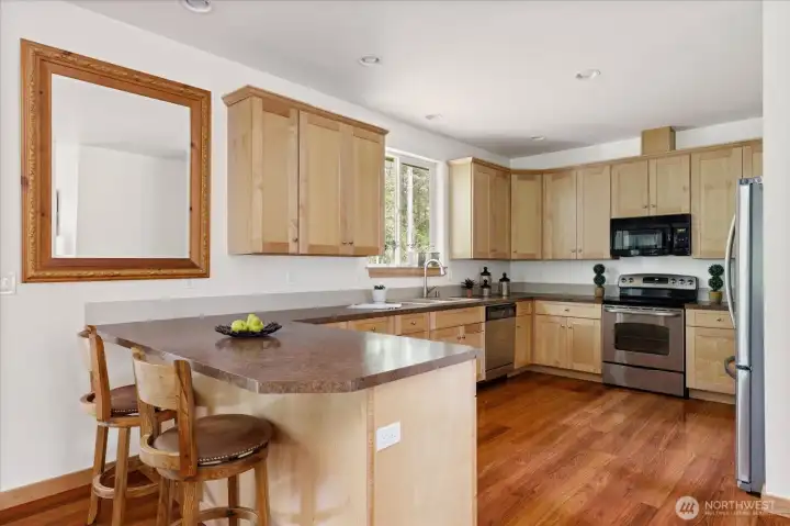 Bright and full kitchen for all your culinary needs.