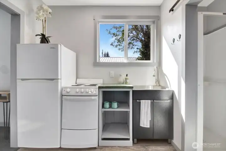 Full apartment sized kitchen in ADU.