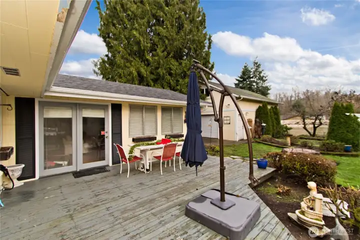 Large deck perfect for summer bbqs.