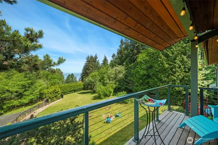 Fenced front yard for your private water view