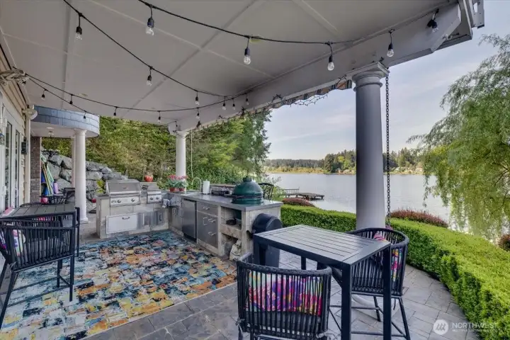 Built-in outdoor kitchen