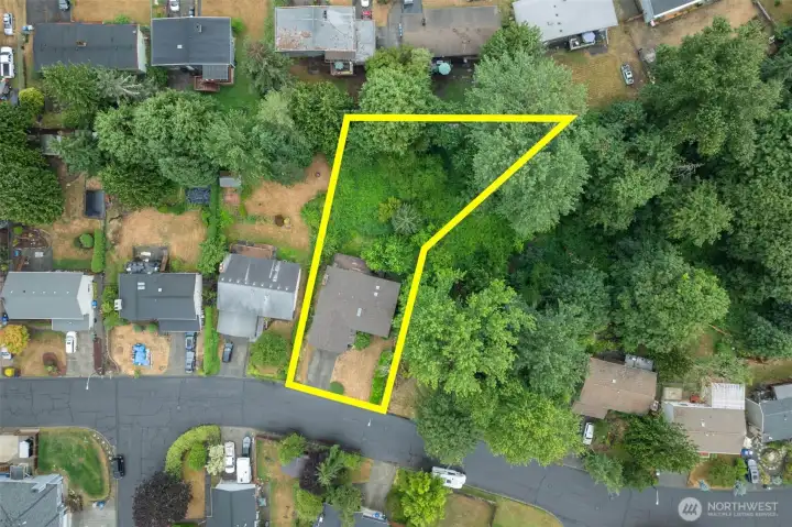 Exceptional value and great location bordering the entrance trail to Lake Fenwick. Exceptional value and great location bordering the entrance trail to Lake Fenwick.