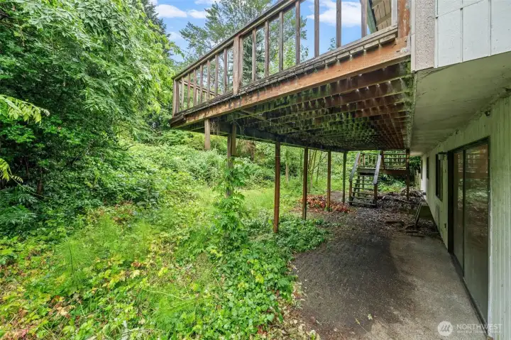 Covered patio and private entrance to lower level. Covered patio and private entrance to lower level.