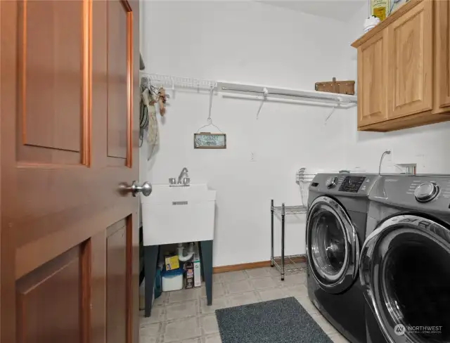 laundry on main   floor. Washer and Dryer stay!