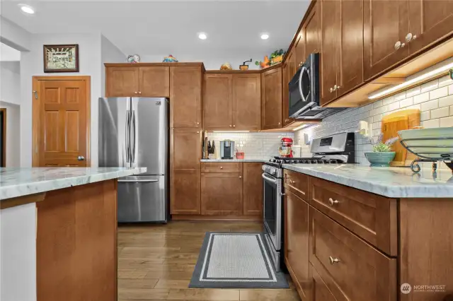 Beautiful newer (7yrs) Kitchen with wood cabinets, hardwood floors, gas range, dishwasher, microwave, refrigerator and granite countertops! Lots for storage space with a smaller walk-in pantry.