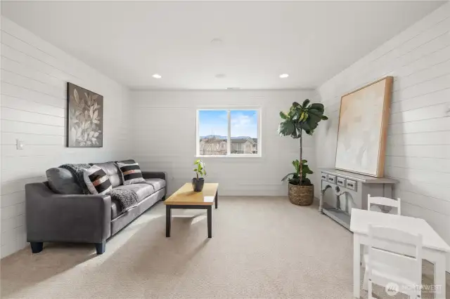 Versatile Loft with View OF Mount Rainer