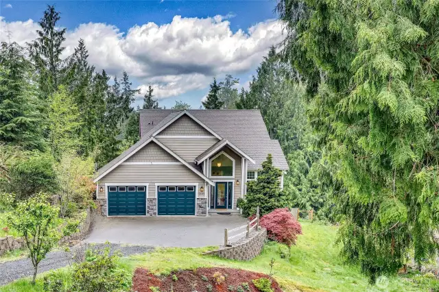 Magnificent home with over 3000 sq ft of livable space. Live in your own oasis of trees. Close proximity to Kingston and the ferry terminal.