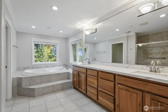 Huge 5 piece primary en suite
