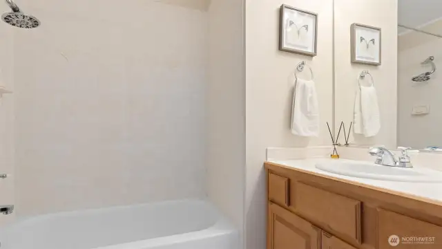 2nd bedroom ensuite full bath
