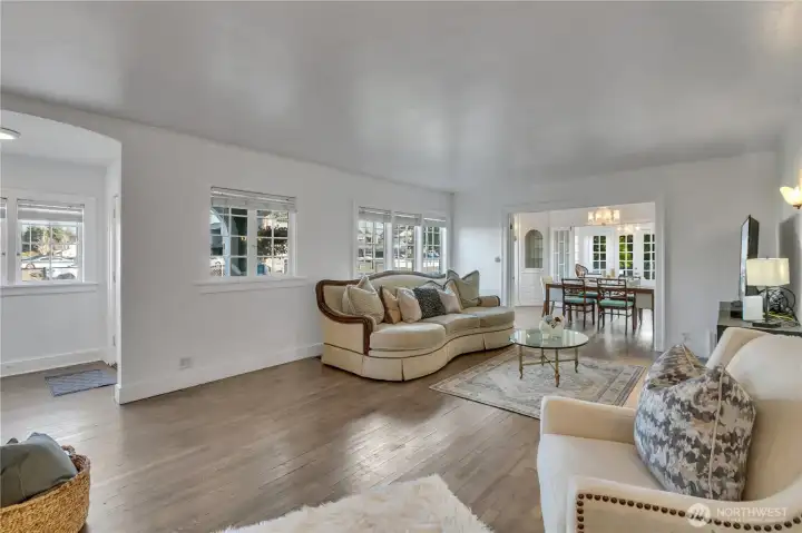 Oak hardwood floors throughout