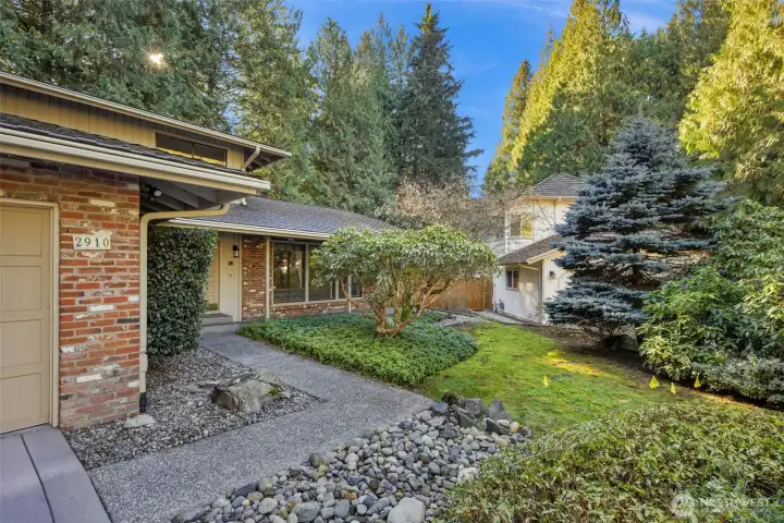 Walkway entrance to the hom