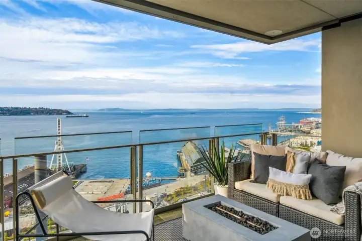 Incredible views of the Seattle Waterfront District, Puget Sound, and the Olympic mountains!