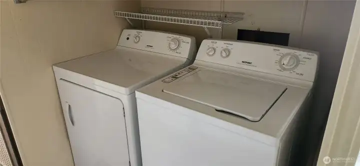 Washer/dryer included