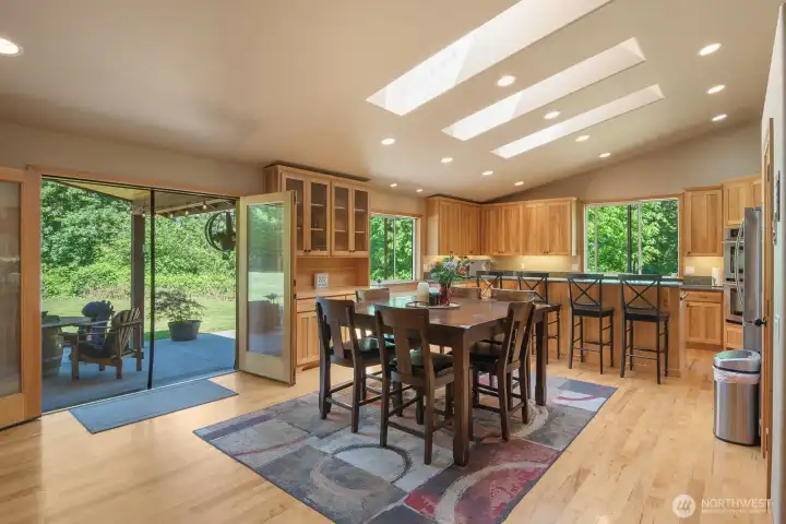 Dining room looking into the kitchen. 3 skylights for more natural light. Dining room looking into the kitchen. 3 skylights for more natural light.