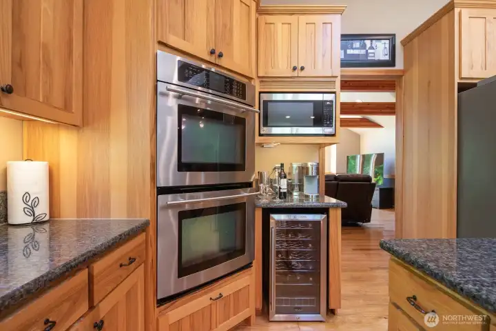 Beautiful Hickory cabinets, stainless appliances with beverage fridge, double ovens and new refridgerator. Beautiful Hickory cabinets, stainless appliances with beverage fridge, double ovens and new refridgerator.