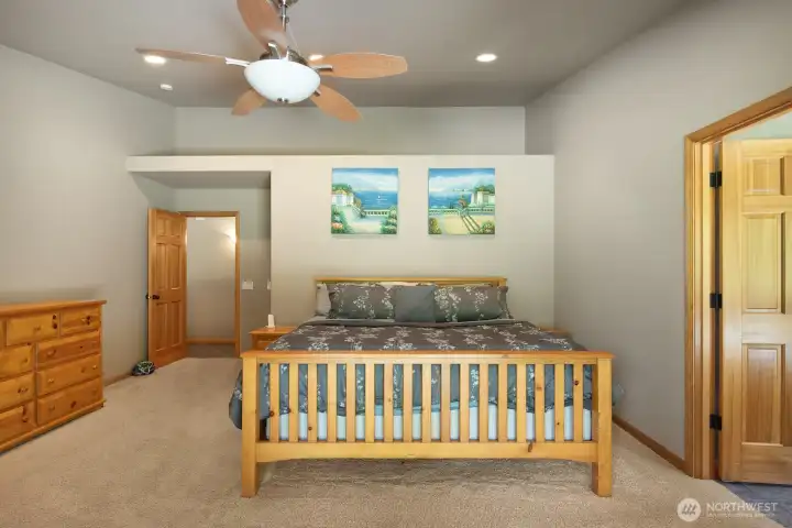 Primary Suite with tall ceilings and ceiling fan. Large walk in closet. Primary Suite with tall ceilings and ceiling fan. Large walk in closet.