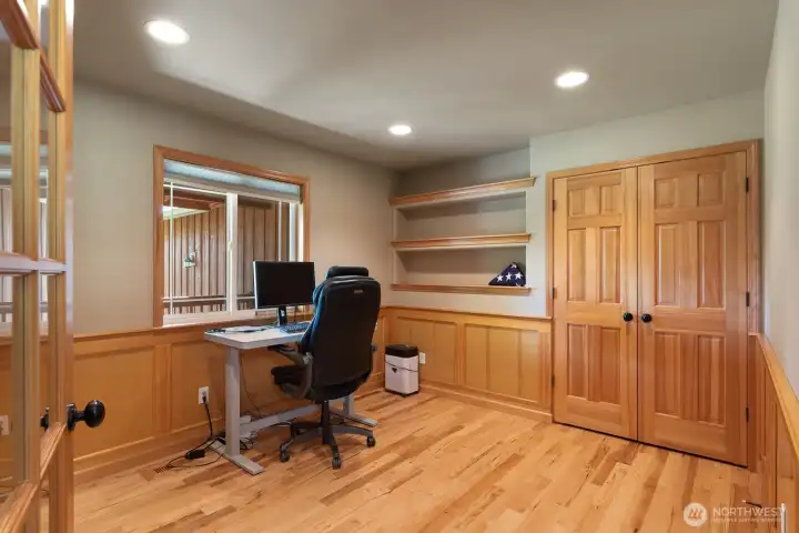 Bedroom #4 is used as an office, has built in shelves & nice big closet. Bedroom #4 is used as an office, has built in shelves & nice big closet.