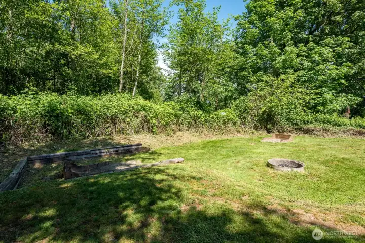 Another fire pit out to the back of the property. Another fire pit out to the back of the property.