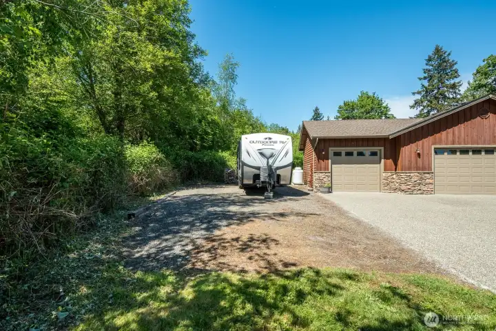Plenty of space for RV parking or room to build a covered area for the RV Plenty of space for RV parking or room to build a covered area for the RV