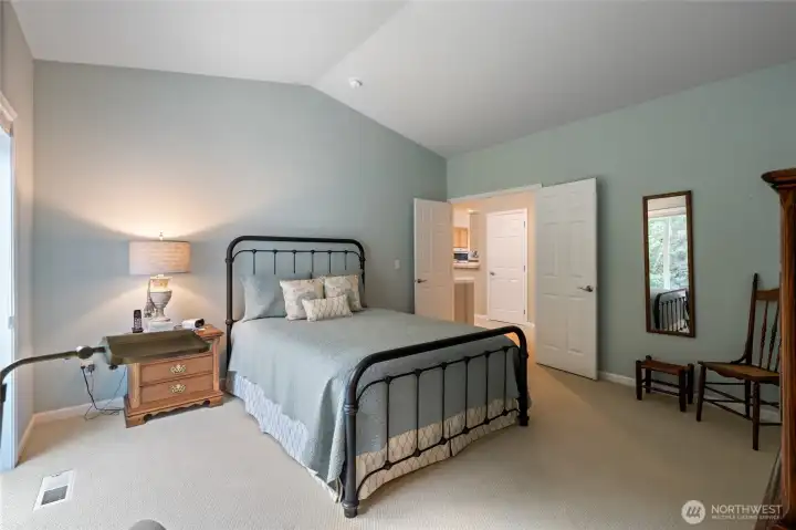 Second view of the king sized bed priamry suite.