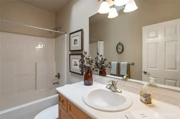Full bath in the hallway.