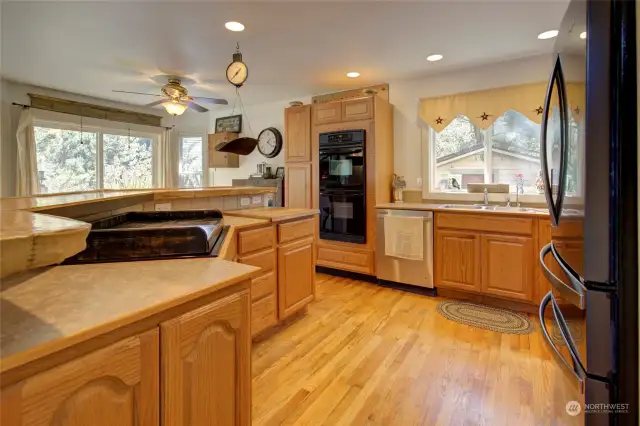 Beautiful, well-appointed kitchen is a dream for entertaining with the double oven and loads of counter space!