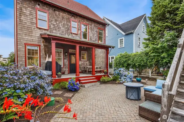 Lovely landscape and a comfortable lounge area in this stunning courtyard.