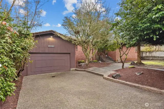 Front driveway to home with 2 car garage