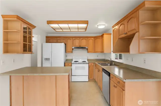 Kitchen w/eating bar.