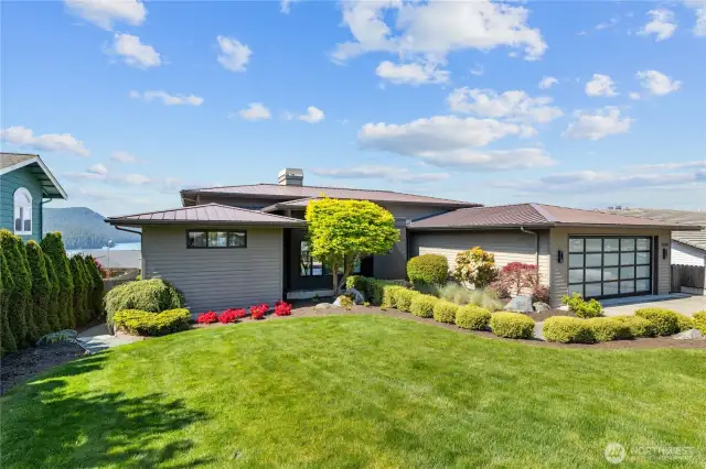 Contemporary styling with durable features of metal roof and long wear siding