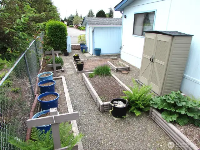 2 outside storage sheds and park maintained open lawn area over fence.