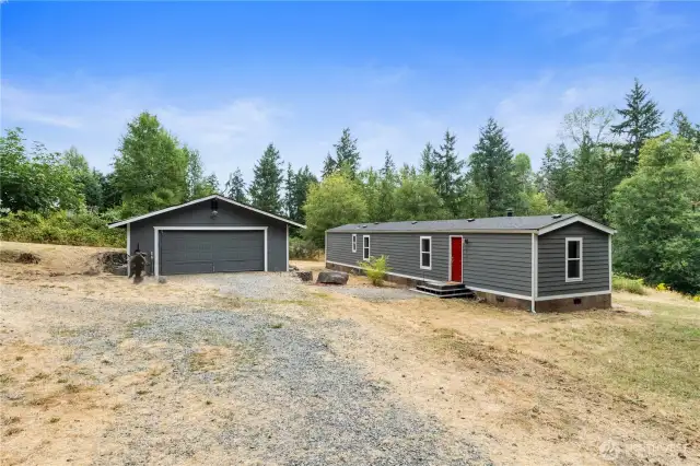 Nice turnaround drive way has many opportunities and tons of parking.