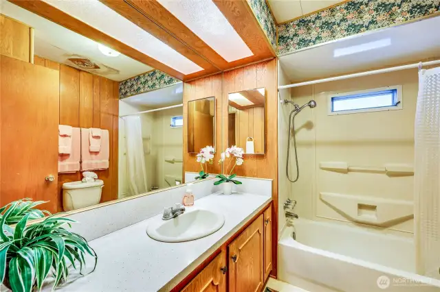 Hallway bath with full tub/shower combo.