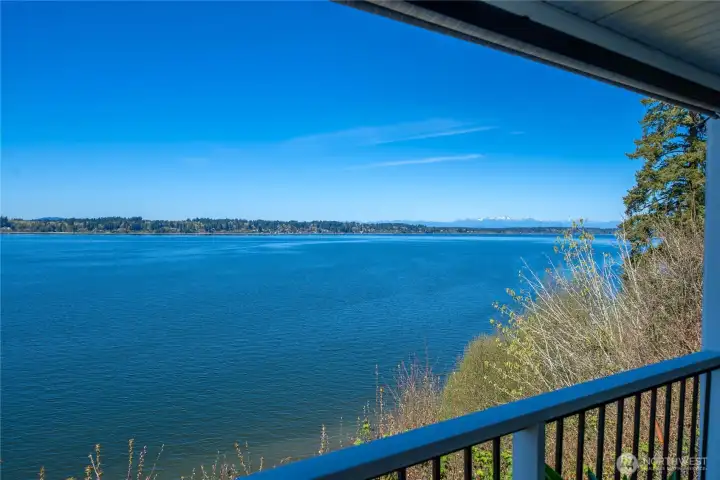 Soak in expansive Puget Sound vistas that stretch for miles, with the Olympic Mountain range rising in the background—delivering a truly unforgettable waterfront lifestyle experience.