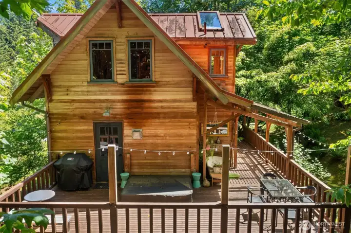 The deck is large enough for gatherings, sleeping out and barbecueing. Also outdoor bathing in the clawfoot tub!