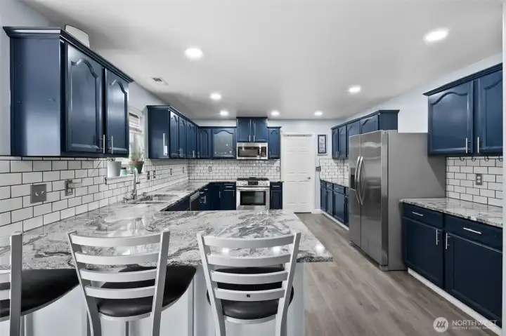 Spacious kitchen w eating space