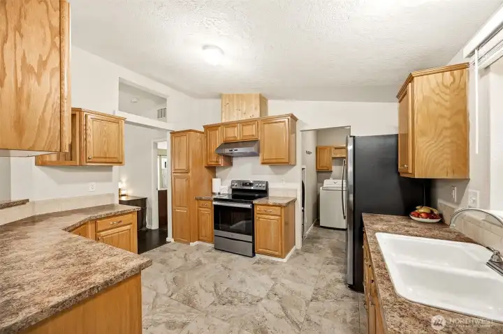 Porcelain tile floors. Porcelain tile floors.