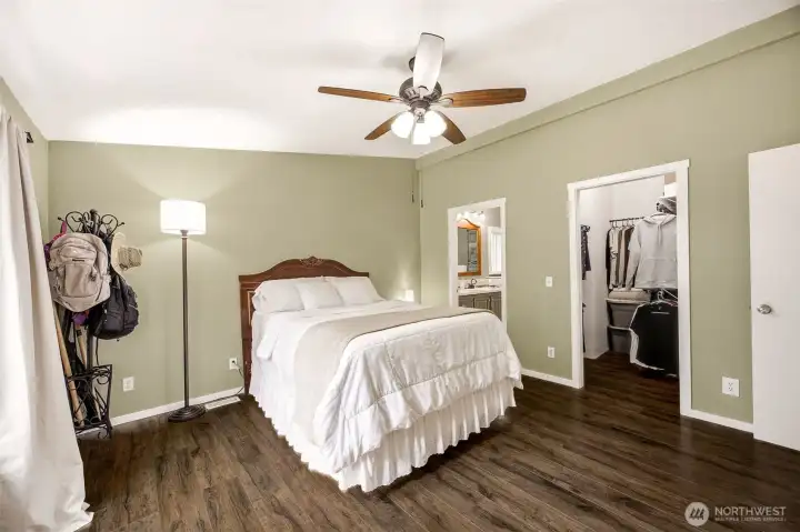 Primary suite has walk-in and remodeled tile bath. Primary suite has walk-in and remodeled tile bath.