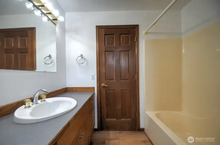 Upper Level full bath Upper Level full bath