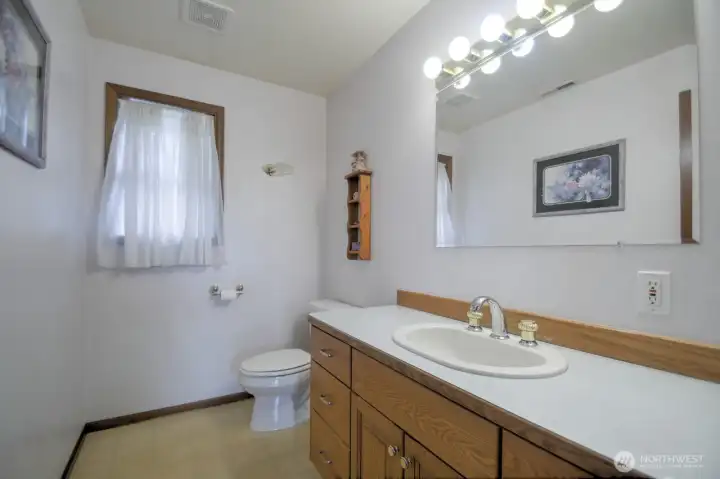 Main level 1/2 bath Main level 1/2 bath