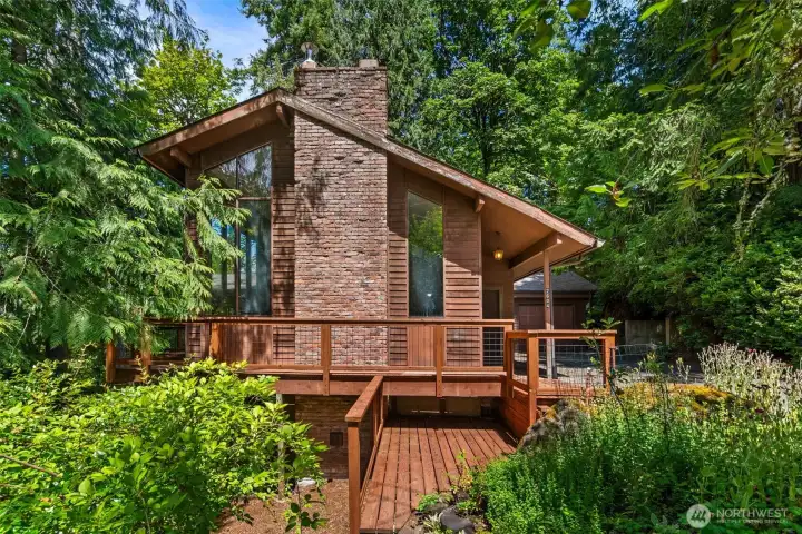 Welcome home to 2604 Aztec Dr NW