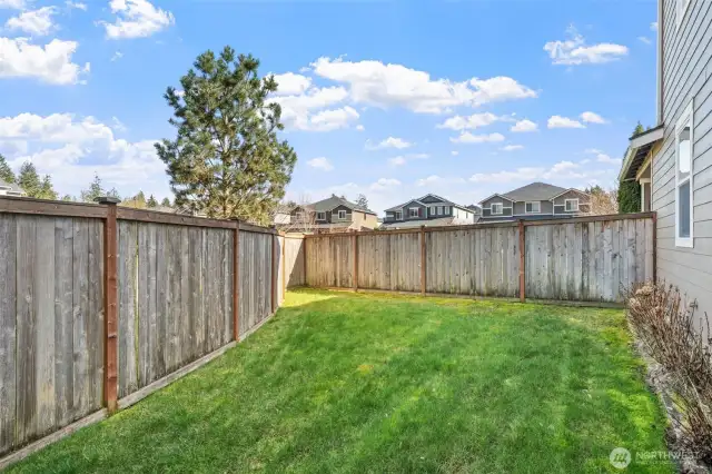 Private, Fully Fenced Backyard – A tranquil and private outdoor retreat