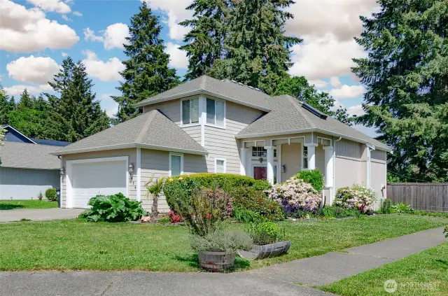 This community is a very walkable neighborhood with sidewalks and paths throughout the community
