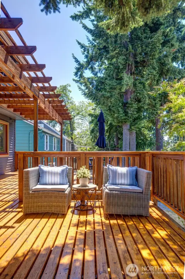 Enjoy your meals on this entertainment sized deck