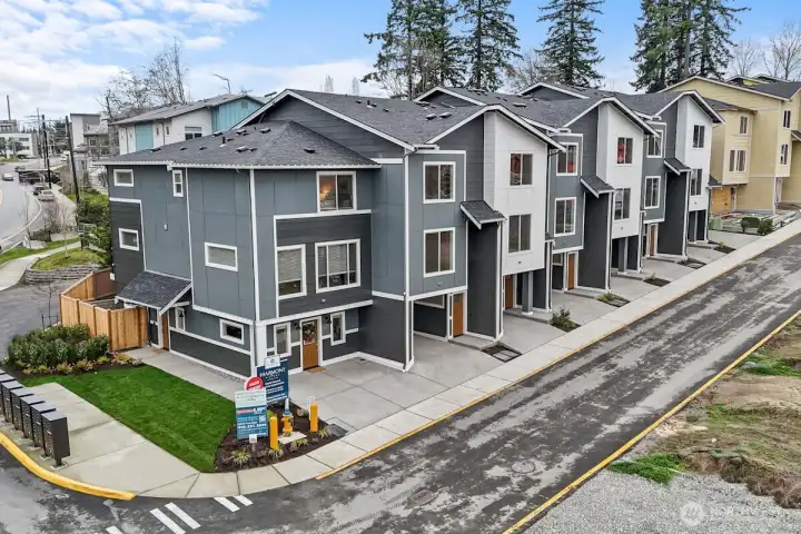 Photographs are for illustrative purposes only. Features, finishes, interior/exterior colors, landscaping and floorplan shown may vary from actual homes built