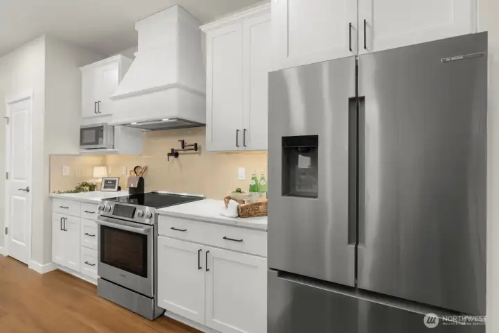 Photographs are for illustrative purposes only. Features, finishes, interior/exterior colors, landscaping and floorplan shown may vary from actual homes built