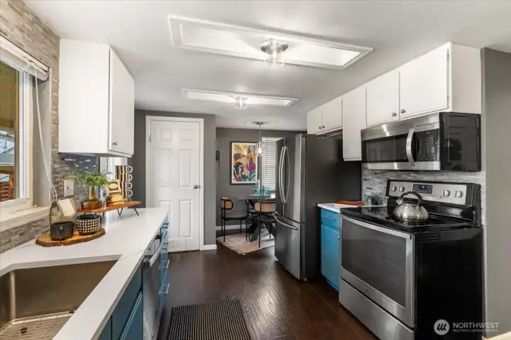 Stainless steel large kitchen undermount sink for easy cleanup.