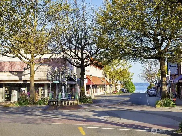 Downtown Charming Edmonds with Boutiques, eateries, theater and more. Come Enjoy!