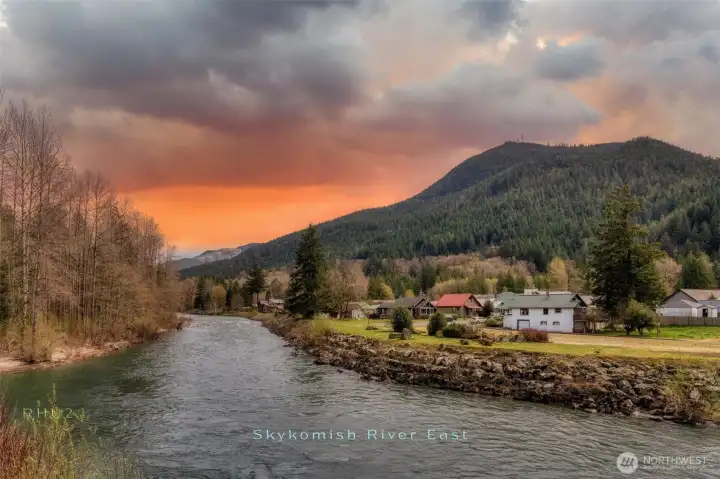 Surrounded by Mt Baker-Snoqualmie National Forest, you are mere minutes from world-class skiing at Stevens Pass, alpine hiking, and the crystalline waters of the Skykomish River.